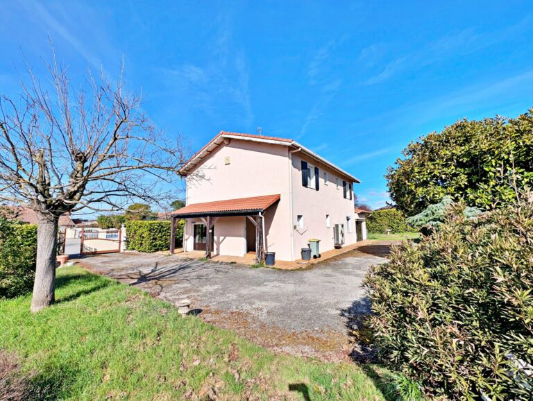 Maison 7 pièces – 201 m² – Terrain 1 030 m² – Garage indépendant