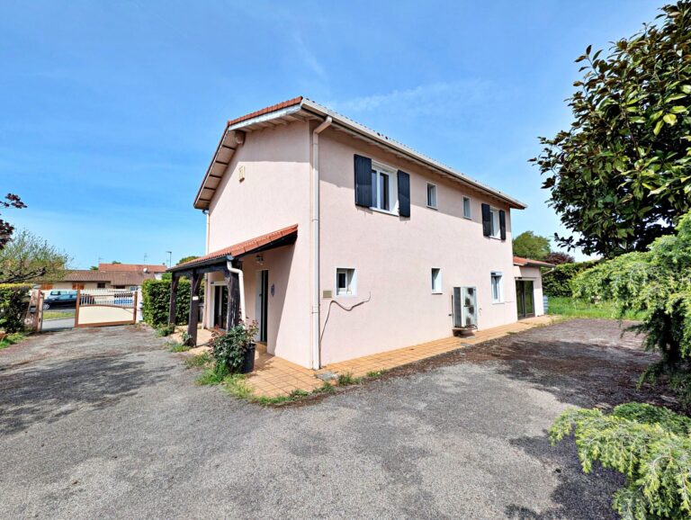 Maison 7 pièces – 201 m² – Terrain 1 030 m² – Garage indépendant