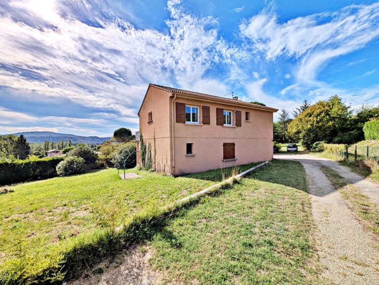 Maison 4 pièces 111 m² avec piscine et grand terrain 3 675 m²